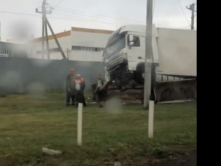 Опубликовано видео с места столкновения фуры и поезда в Арзамасе