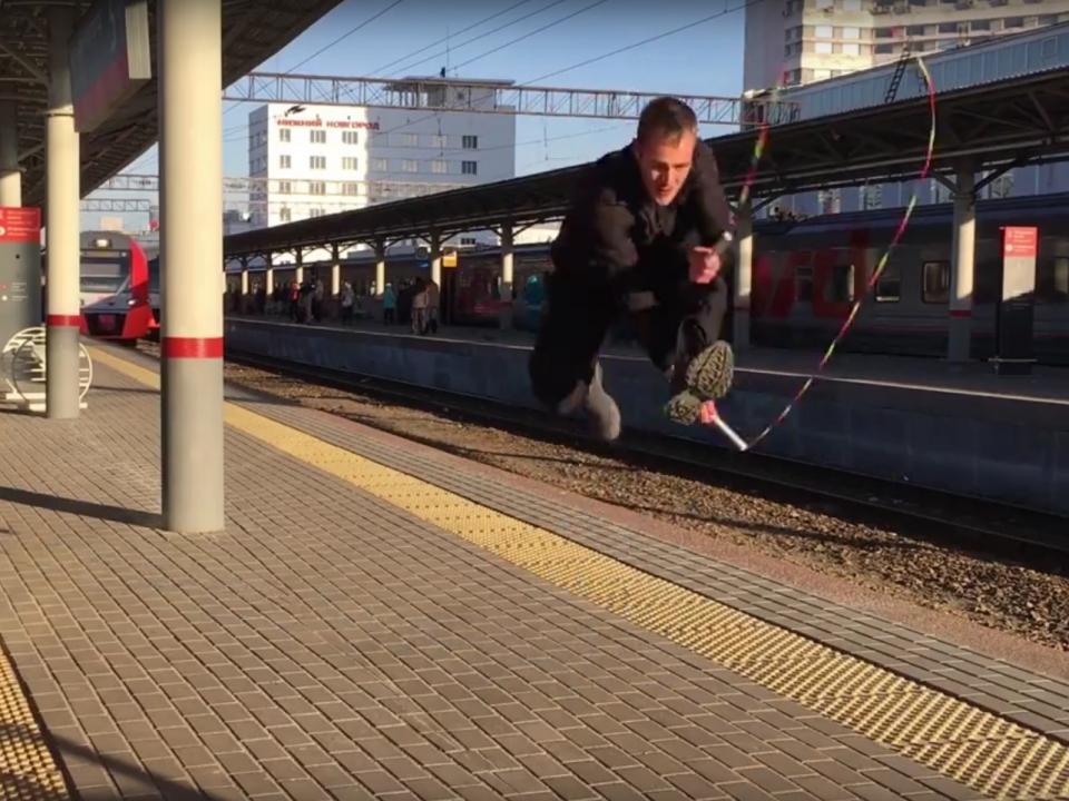 Image for Пассажир поезда устроил шоу со скакалкой на перроне вокзала в Нижнем Новгороде
