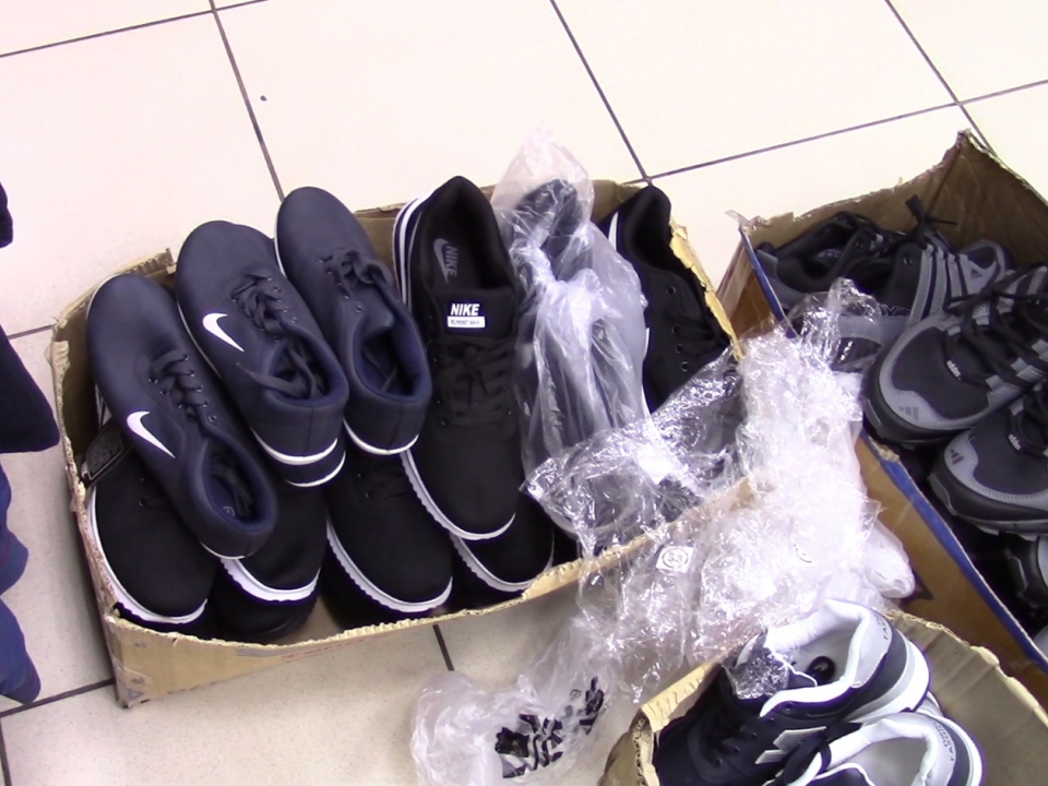 Более ста единиц контрафактной одежды и обуви изъято таможней в Нижнем Новгороде