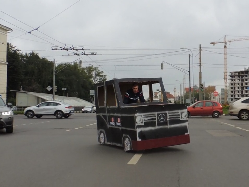 Полиция Нижнего Новгорода разыскивает блогера, проехавшего по улицам на картонном «Гелендвагене»