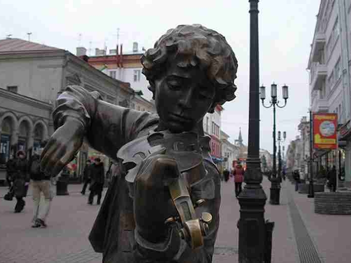 Скульптура юного скрипача с улицы Большой Покровской в Нижнем Новгороде отправлена на ремонт в город Сергиев Посад Московской области