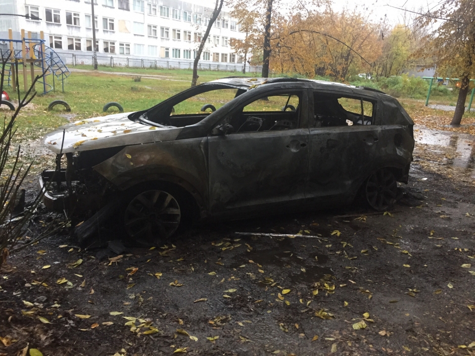 Автомобиль KIA Sportage сгорел полностью во дворе дома на Московском шоссе в Нижнем Новгороде