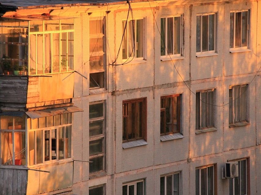 Девочка-подросток выпала из окна с восьмого этажа в Нижнем Новгороде