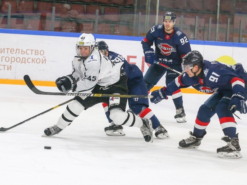 Молодёжный хоккейный клуб «Чайка» из Нижнего Новгорода на своём льду дважды обыграл «Белых Медведей» из Челябинска