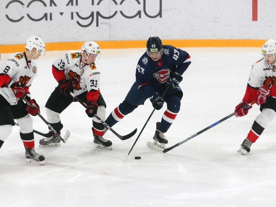 Двойной разгром: хоккейный клуб «Чайка» в Нижнем Новгороде дважды огорчил «Кузнецких Медведей»