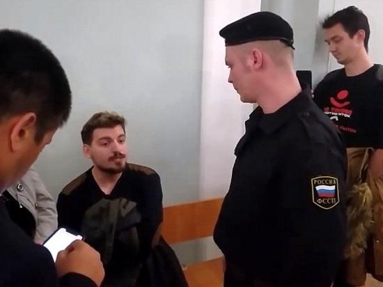 Жителя Нижнего Новгорода Генри Бернара оштрафовали за слово «замечательно», произнесённое на суде
