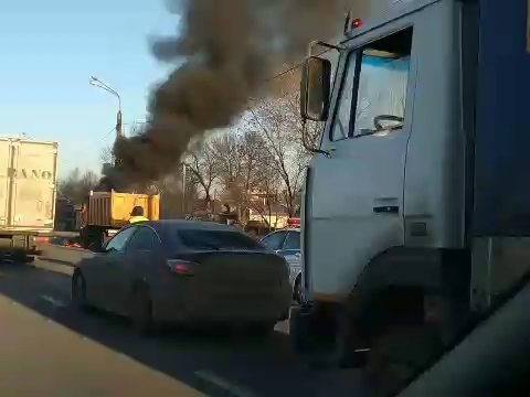 Самосвал Shacman загорелся на улице Кузбасской в Нижнем Новгороде