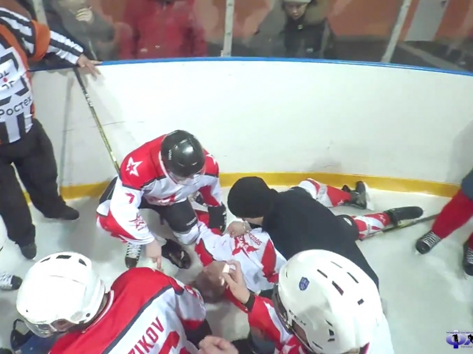 Image for В Нижнем Новгороде тренер спас игрока от смерти во время хоккейного матча