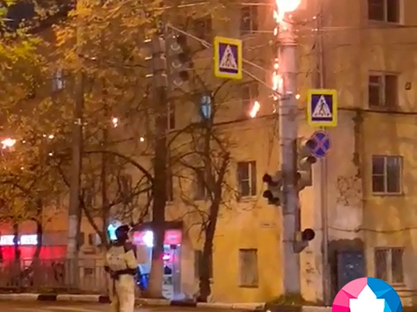 Image for Провода у светофора загорелись на улице Бекетова