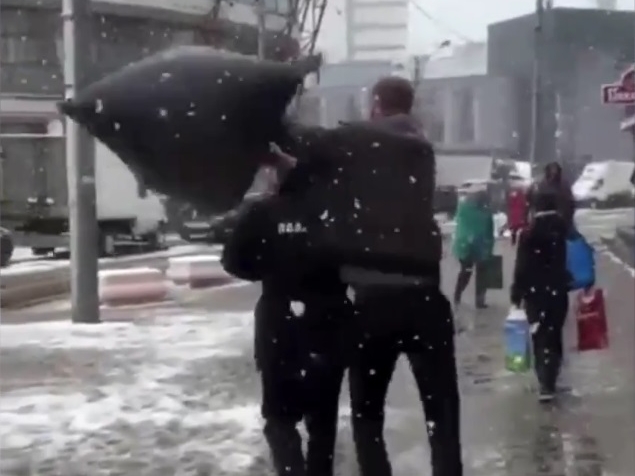 Image for В Нижнем Новгороде мужчина надел мусорный пакет на голову полицейскому