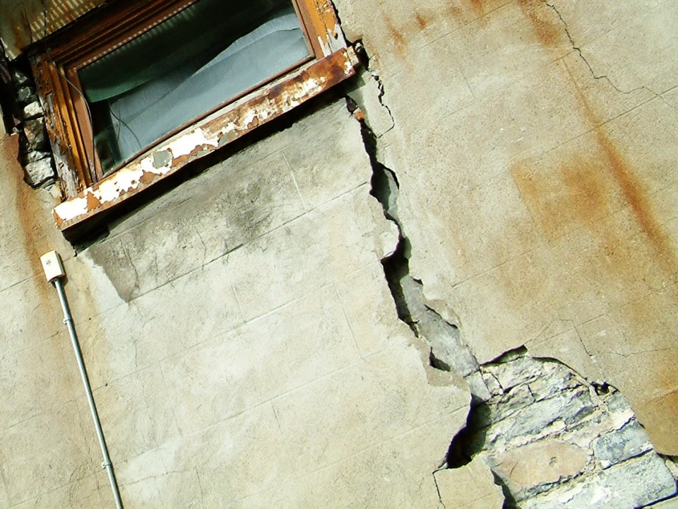 Image for Жилой дом на Чонгарской расселяется в связи с появлением трещин в стене