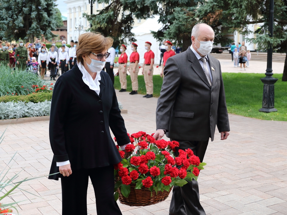 Ольга Балакина возложила цветы к памятнику основателям Нижнего Новгорода  