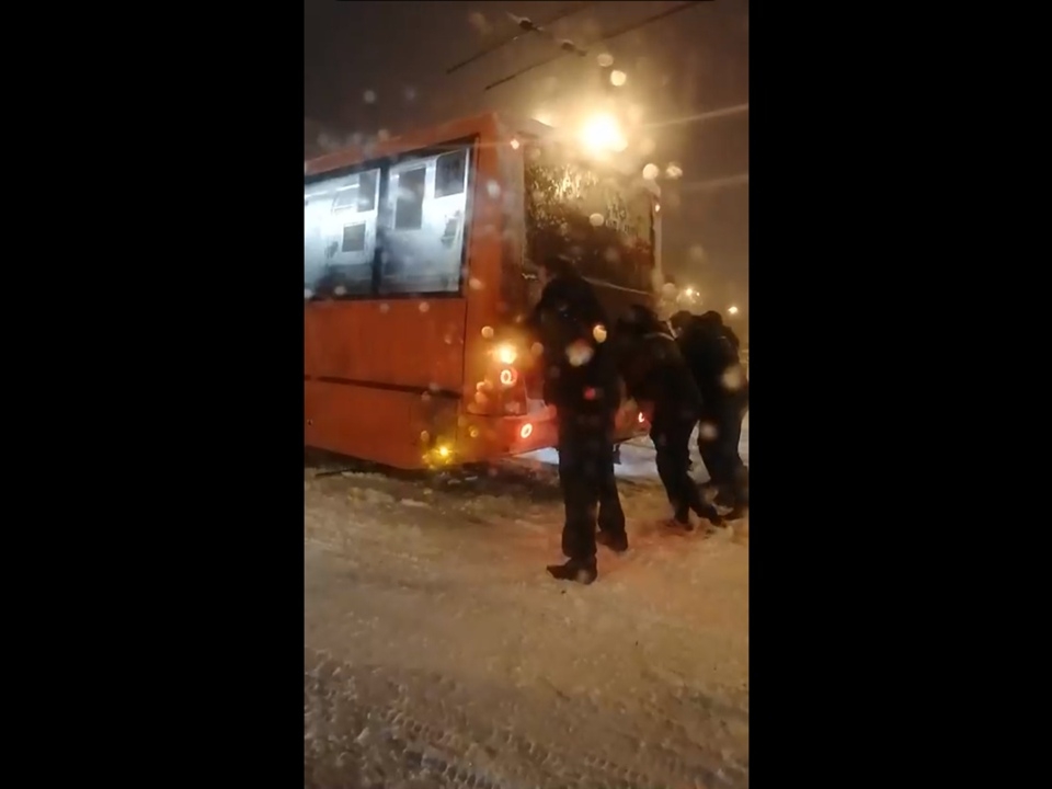 Image for В Нижнем Новгороде пассажиры толкали застрявшую из-за снегопада маршрутку