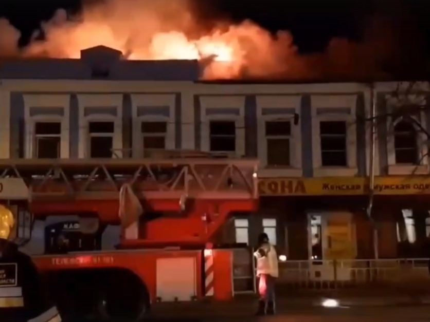 Image for 45 человек эвакуировали из горящего здания возле площади Ленина