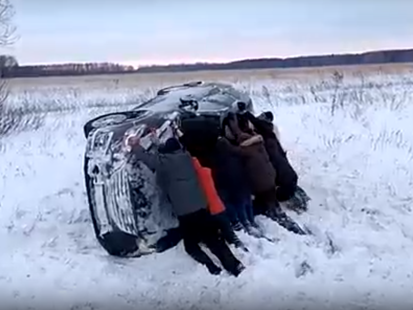 Image for Неравнодушные мужчины спасли женщину из перевернувшейся «Мазды»: видео