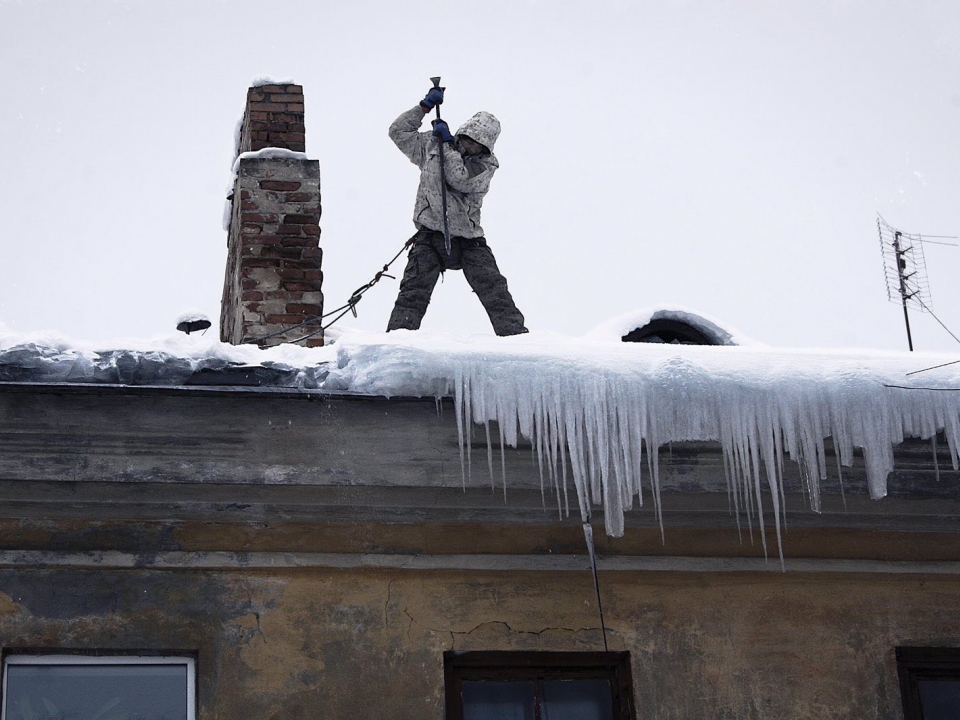 ДУКи пяти районов Нижнего Новгорода усилили контроль за уборкой крыш от снега и наледи