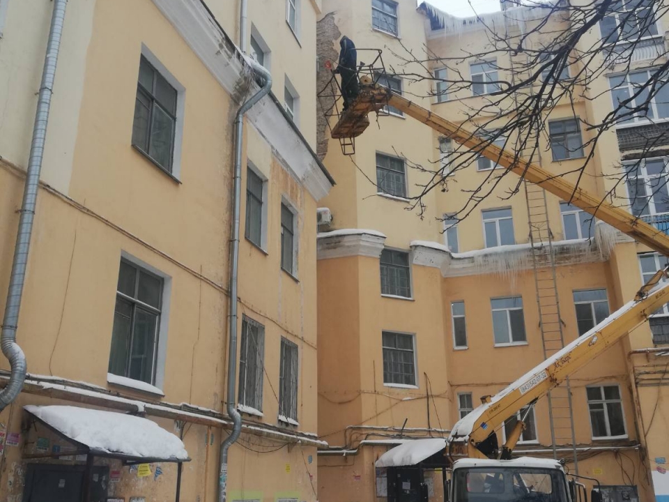 ДУКи пяти районов Нижнего Новгорода ежедневно очищают более 200 крыш от снега и наледи