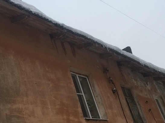 Image for ДУКи и ТЖС отчитались о выполненных работах по очистке крыш домов от снега и наледи