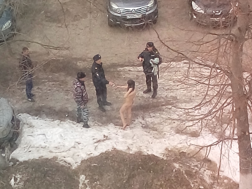 Image for В Дзержинске на улице прохожие и полиция спасали от переохлаждения абсолютно голую девушку
