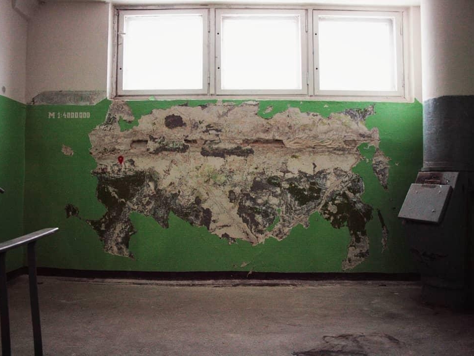 Нижегородский художник выбил карту России в подъезде жилого дома