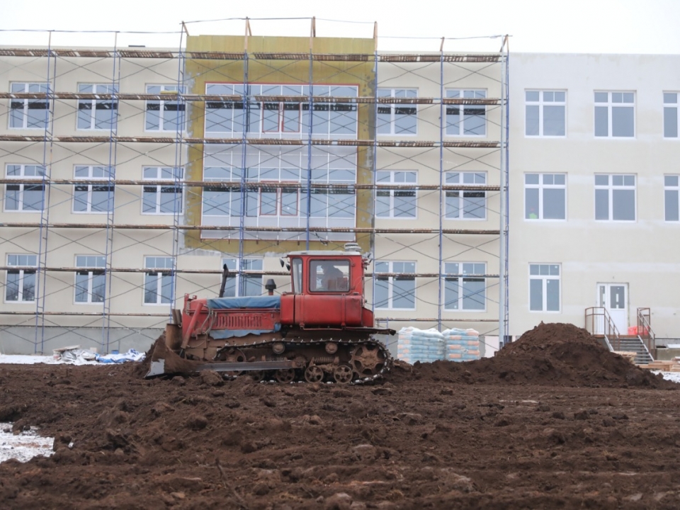 Подрядчик устанавливает наружную теплоизоляцию новой школы в Новинках