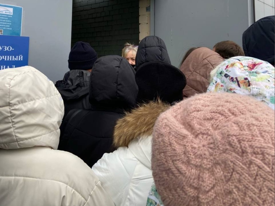 Image for Нижегородцы провели несколько часов на улице в очереди за вакциной