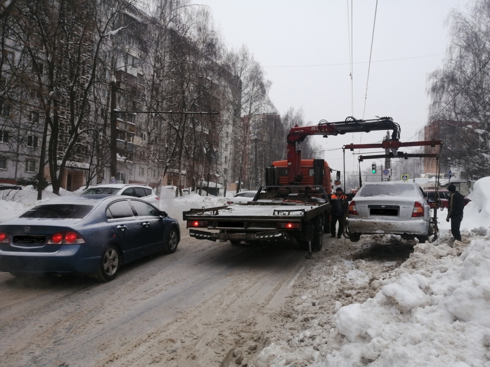 Image for «Брошенные» машины мешают уборке снега на дорогах Нижнего Новгорода