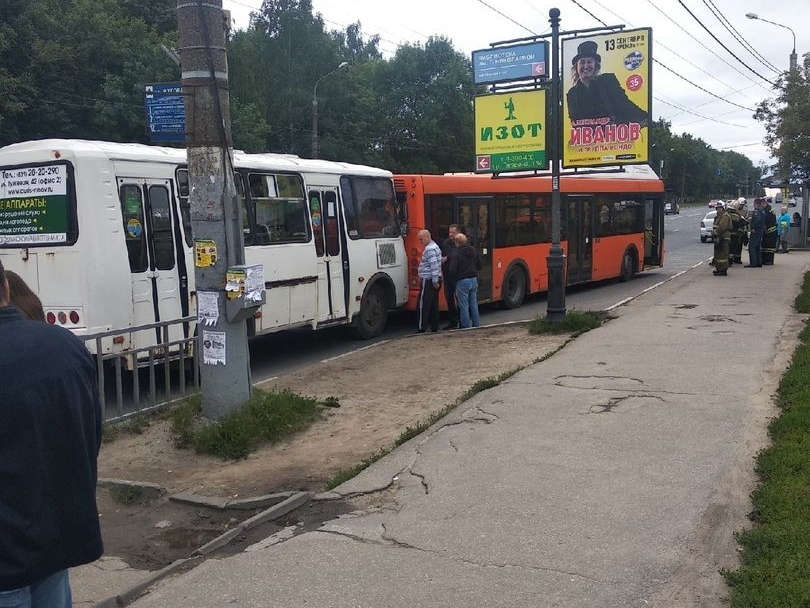 Маршрутка с пассажирами врезалась в автобус на улице Жукова в Нижнем Новгороде