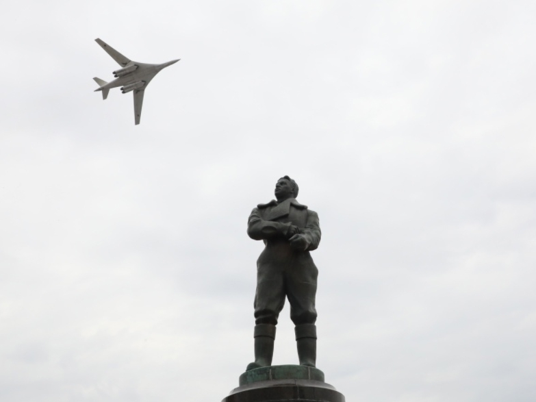 Image for Сверхзвуковой бомбардировщик Ту-160 совершил полет на нижегородском Параде