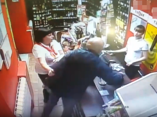 Покупатель избил девушку-продавца в магазине в Дзержинске