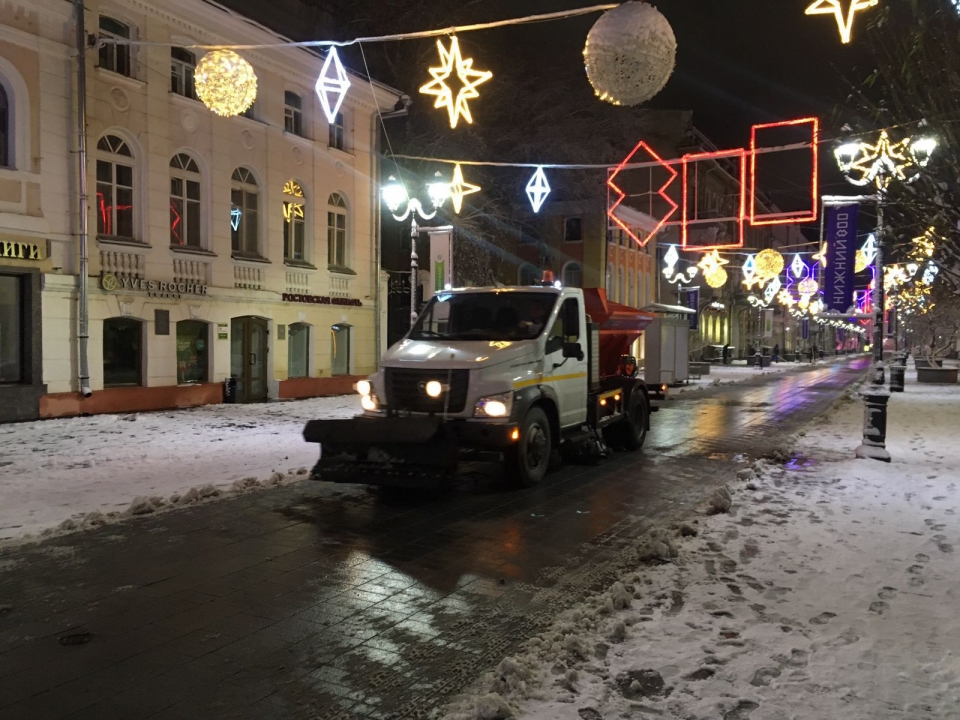 Image for 844 дорожных рабочих и 395 единиц техники убирали снег с улиц Нижнего Новгорода 12 ноября