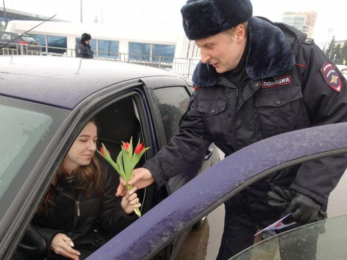 Image for Сотрудники ГИБДД поздравили с 8 марта нижегородских автолюбительниц