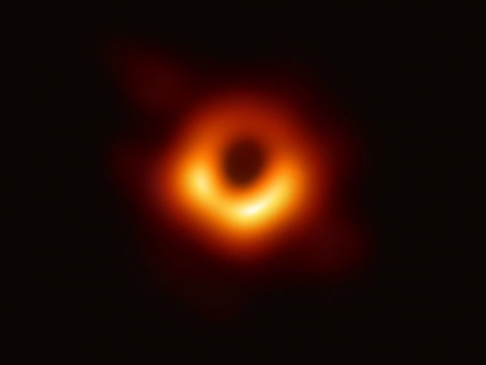 Image for Астрофизики представили первое в истории фото чёрной дыры