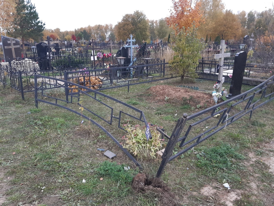 Image for Водитель «Жигулей» устроил погром на нижегородском кладбище