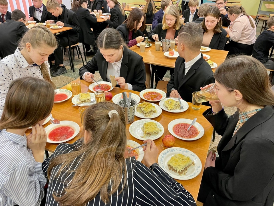 Image for Нижегородских школьников начали кормить индейкой и морской капустой 