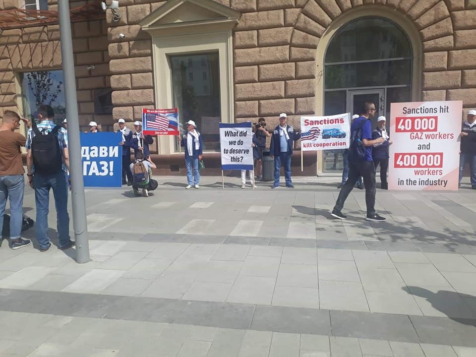 Рабочие ГАЗа устроили пикет у посольства США в Москве