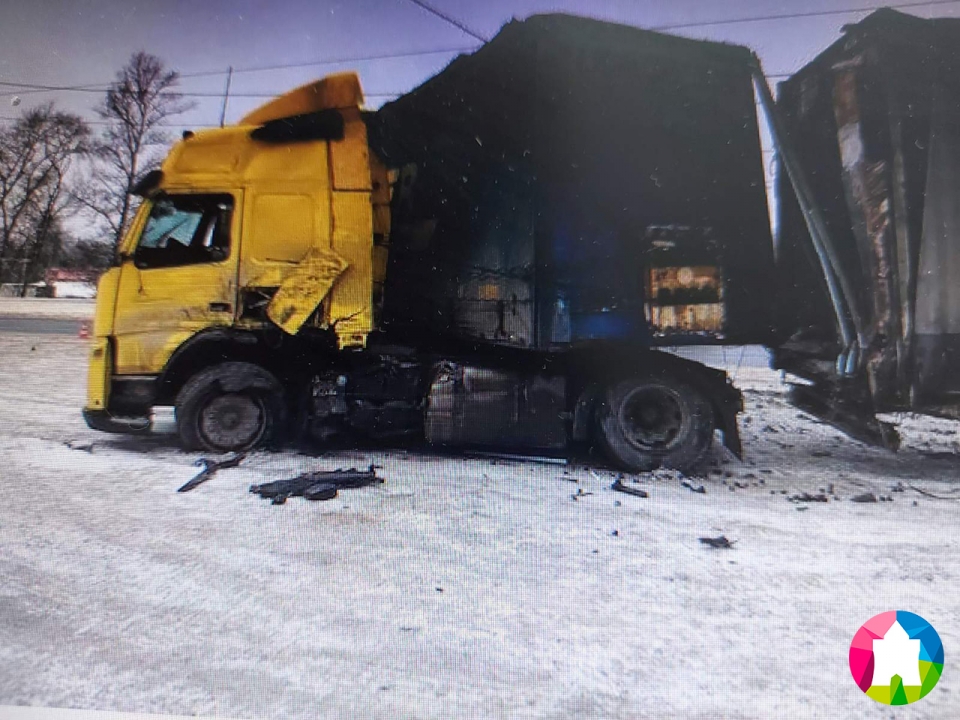 Image for Водитель большегруза влетел в припаркованный Мерседес под Дзержинском