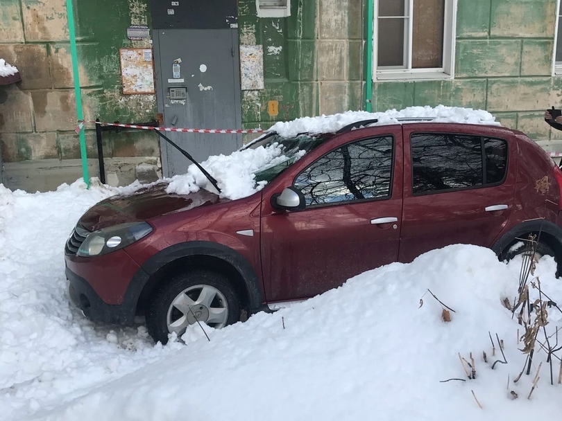 Image for Снежные глыбы рухнули на автомобиль такси в Дзержинске