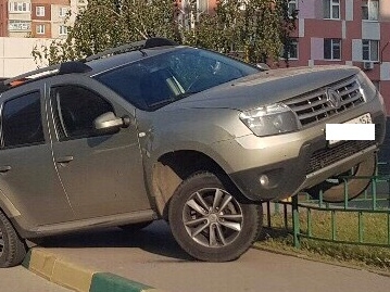 Image for Нижегородские короли парковки оставляют машины даже на заборе