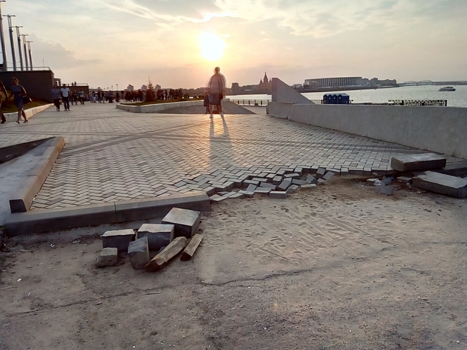 Image for Не завершены работы на Нижневолжской набережной по ремонту пешеходных дорожек