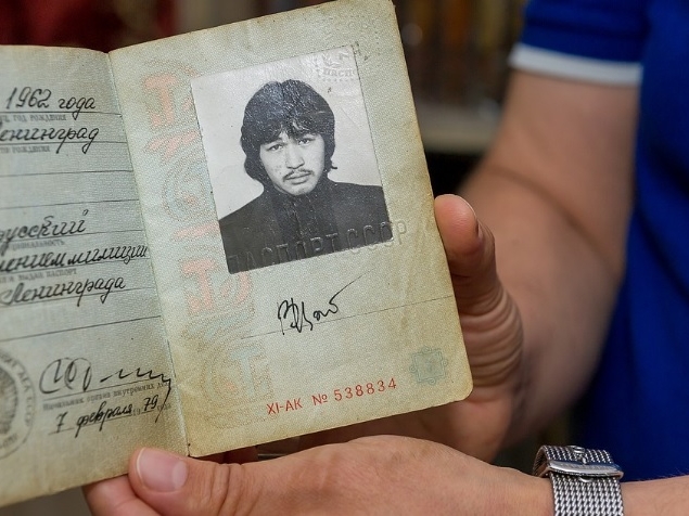Паспорт, записную книжку и рукопись песни Виктора Цоя продали на аукционе