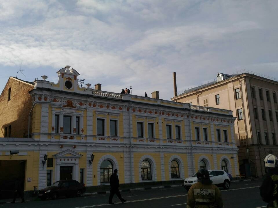Image for В Нижнем Новгороде голый мужчина кидался кирпичами с крыши дома