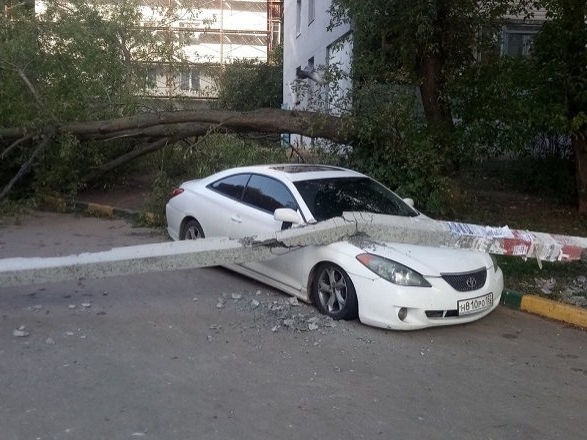Столб упал на припаркованную иномарку в Приокском районе Нижнего Новгорода