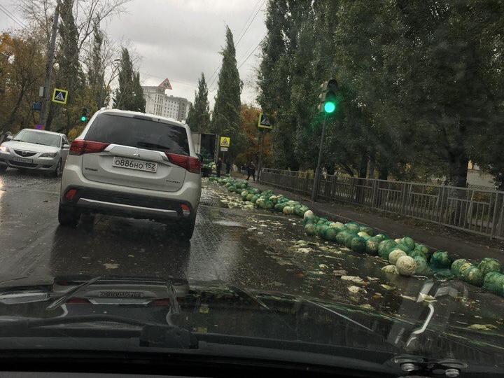 В Автозаводском районе улицу Дьяконова завалило капустой из грузовика