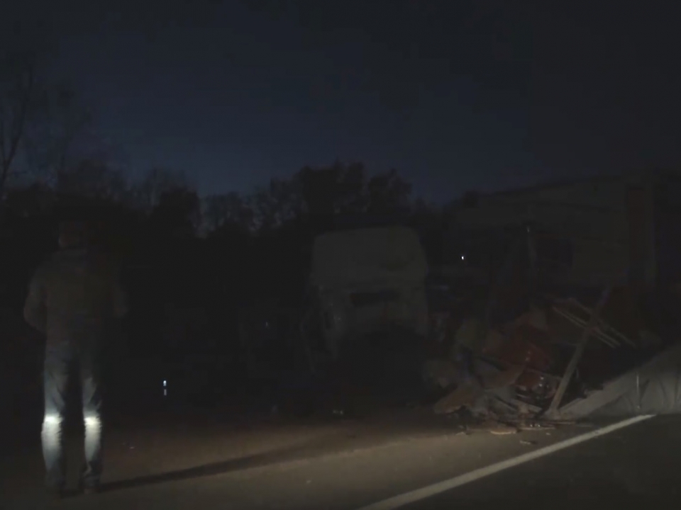 Водитель погиб в массовом столкновении грузовиков в Нижегородской области: видео