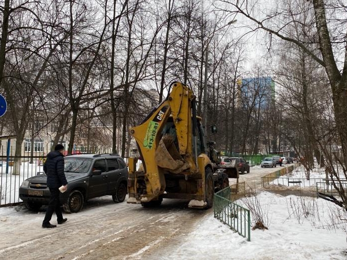 Своевременную уборку мусора и снега проверили во дворах Нижнего Новгорода