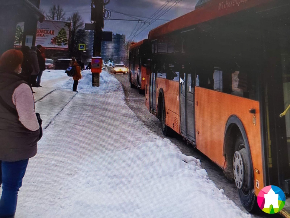 Image for Автобус чуть не задавил пешехода на улице Верхне-Печерской 