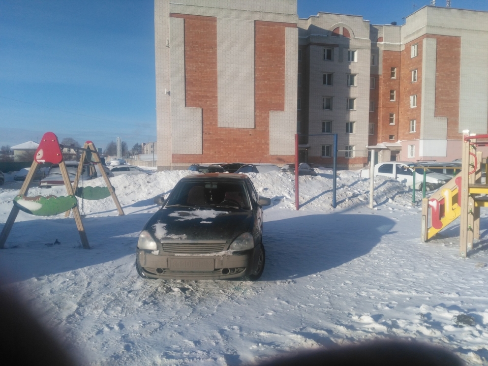 Image for Перекресток, детская площадка и сугроб: где паркуются нижегородские автолюбители