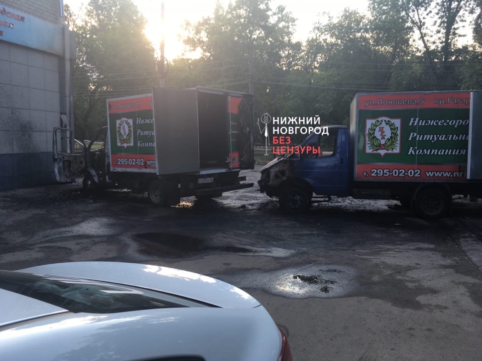 Image for На Автозаводе разбили и сожгли машины ритуальных служб