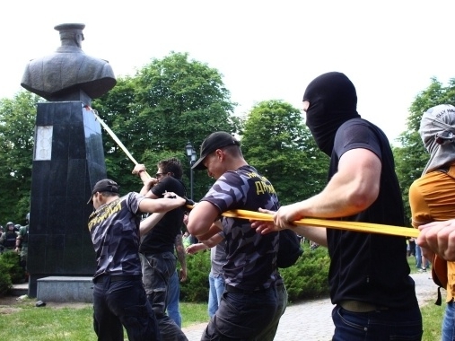 В Харькове националисты снесли бюст маршала Георгия Жукова